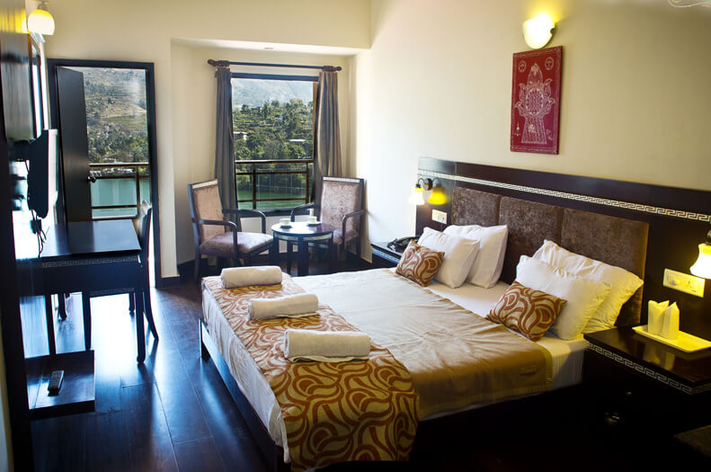 The Tal Paradise Hotel Bhimtal - Luxury Room Wide Windows
